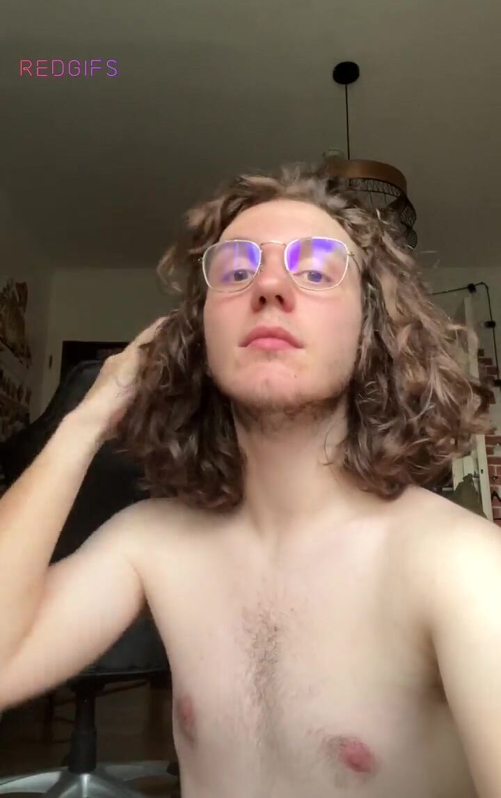 Muskulöser twink präsentiert großen schwanz