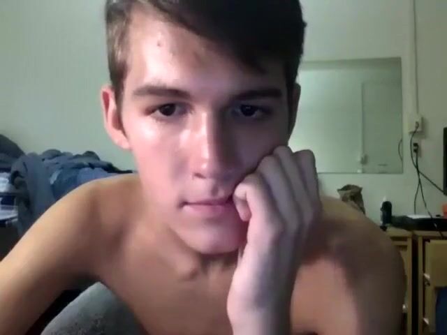 Unerfahrener twink kommt hart beim alleinsein im schlafzimmer