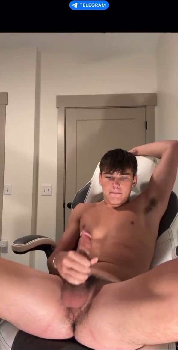 Chico musculoso se masturba desnudo en silla