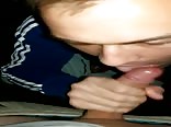 المراهق يمص زب الأب العضلي في الهواء الطلق