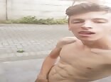 Der belgische teen wichst draußen