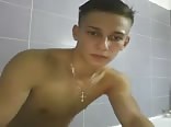 مراهق فرنسي يستمني في الحمام 3