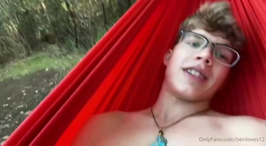 Draußen nimmt twink papa schwanz