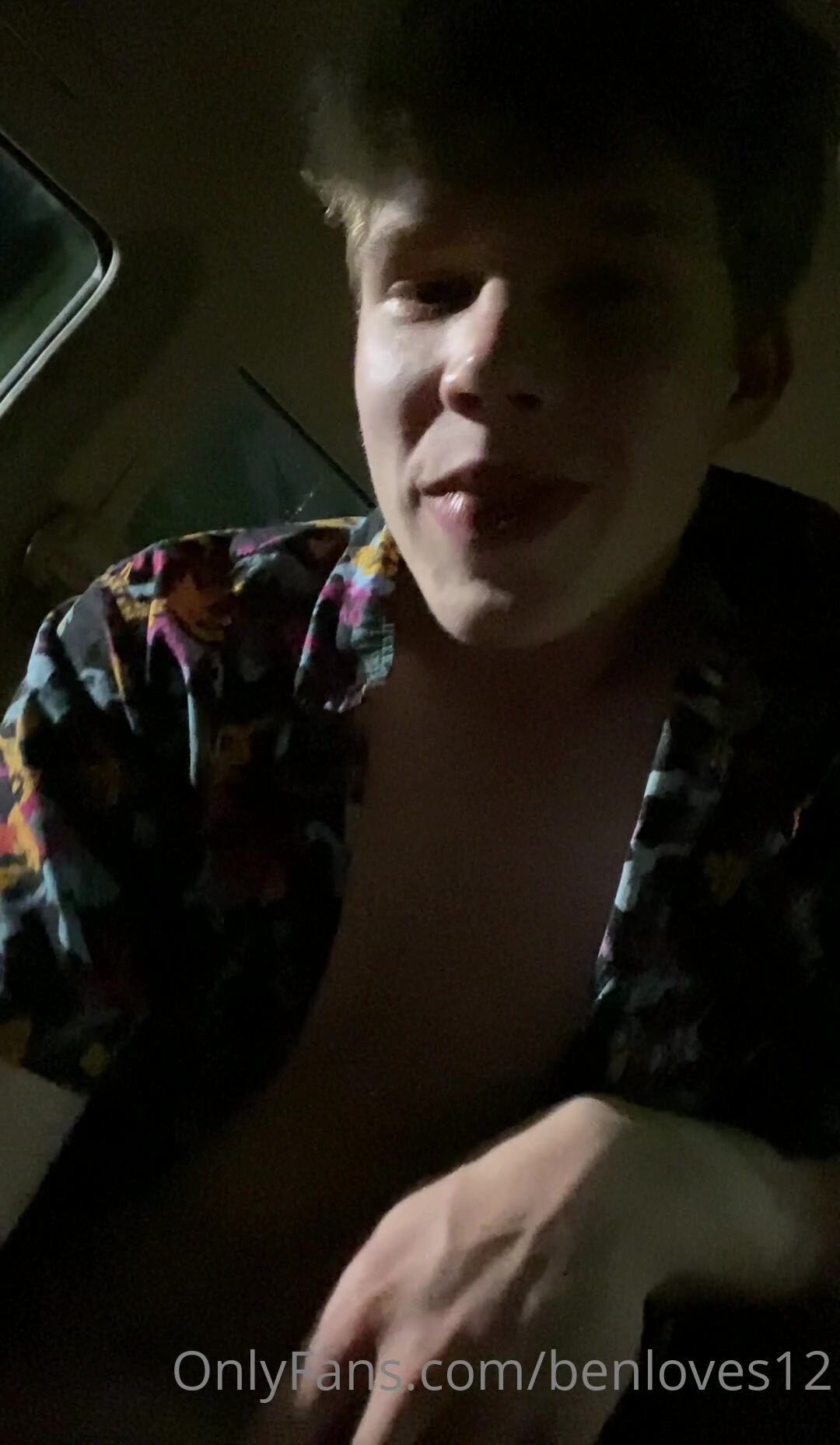 Ado gay ben devient super excité dans la voiture porno