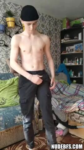 Smooth cam boy benie strokes his cock