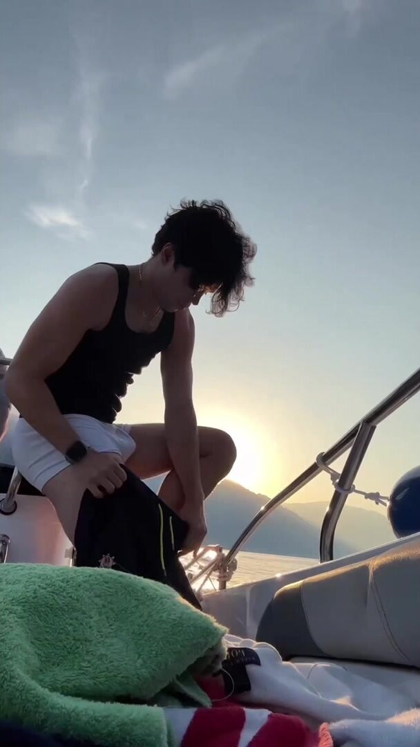 Benji krol muestra su bulto en ropa interior