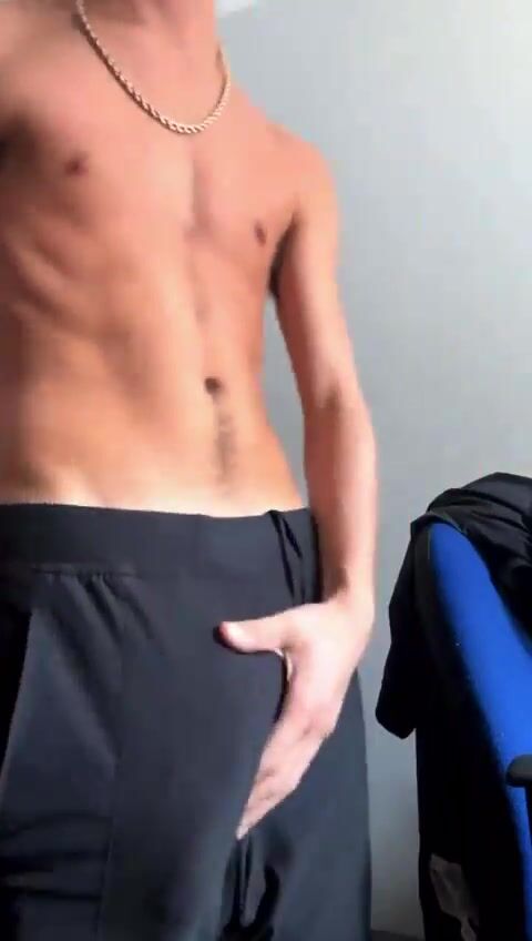 Horny ben branle sa bite dure en cam pour mecs