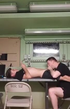 Adolescente follado sobre la mesa por su mejor amigo