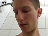 Diversión diaria en la ducha con chicos calientes