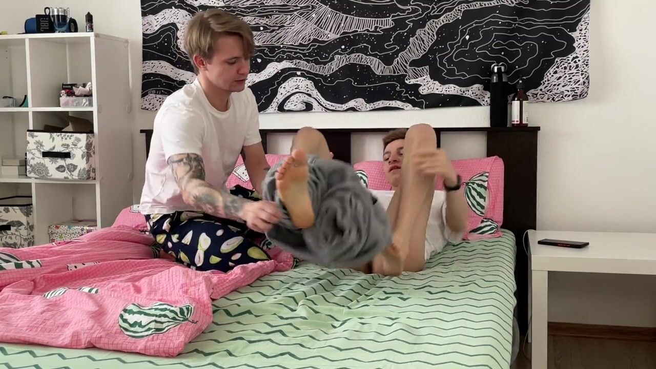 Two sweet twinks have amateur sex and cum