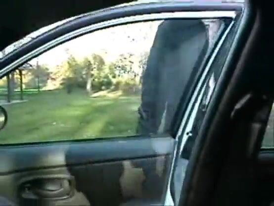 バイ男性が車内フェラで顔射される