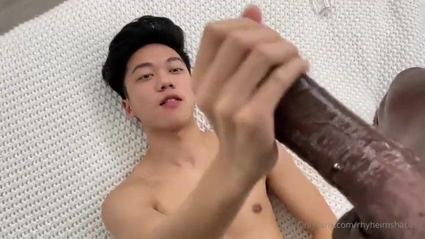 Grandes bites noires profondément dans un ado asiatique gay