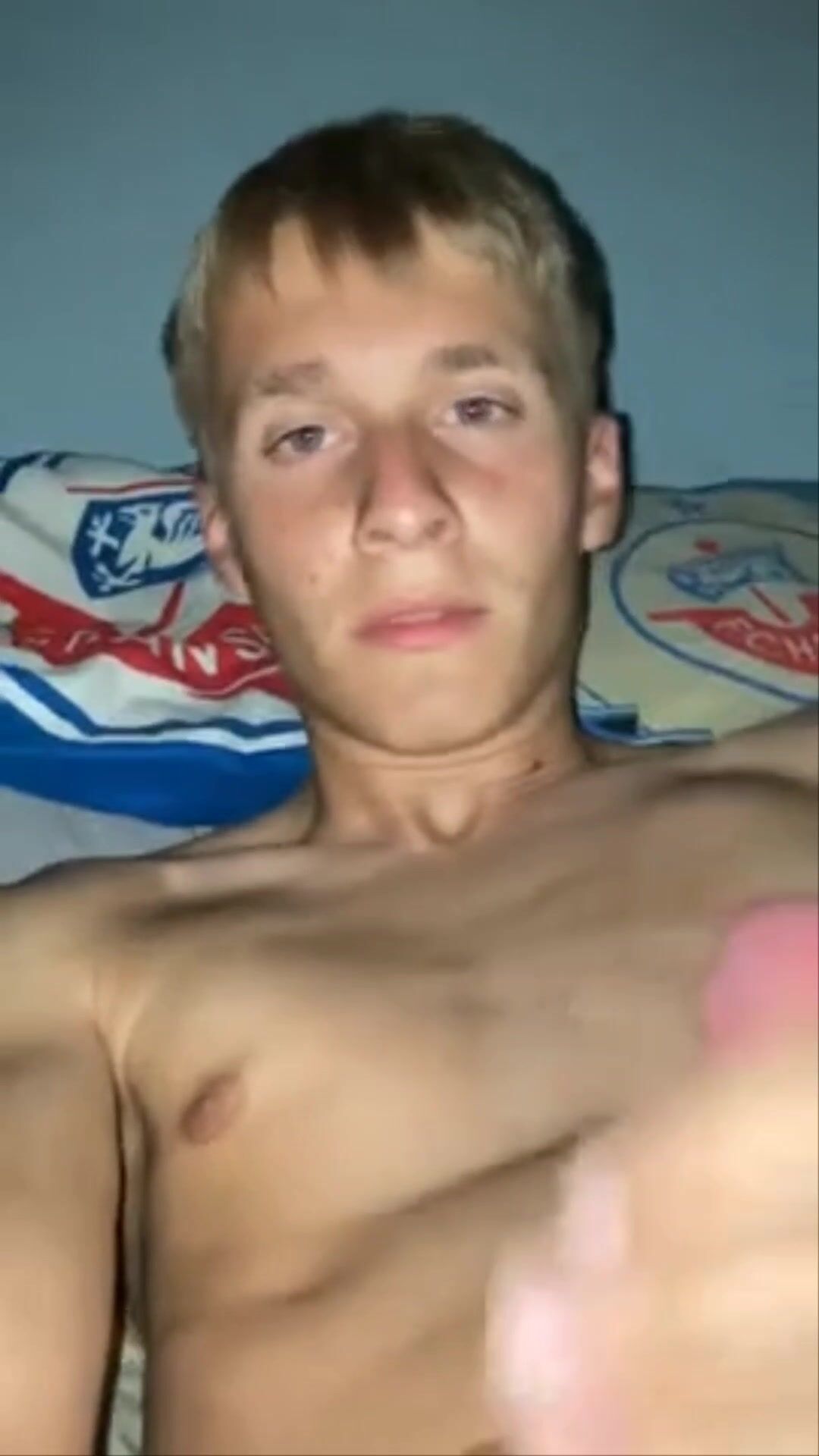 Adolescente loiro cavalga papai musculoso sem camisinha