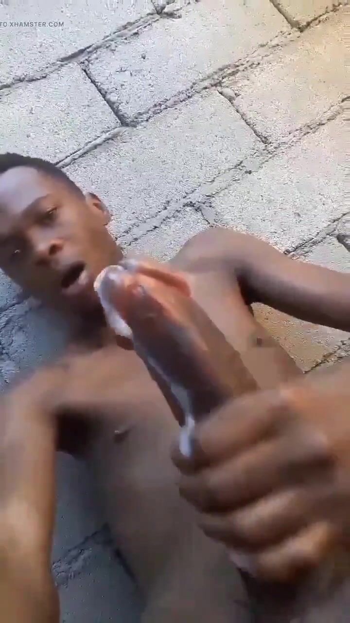 Garotão goza gostoso