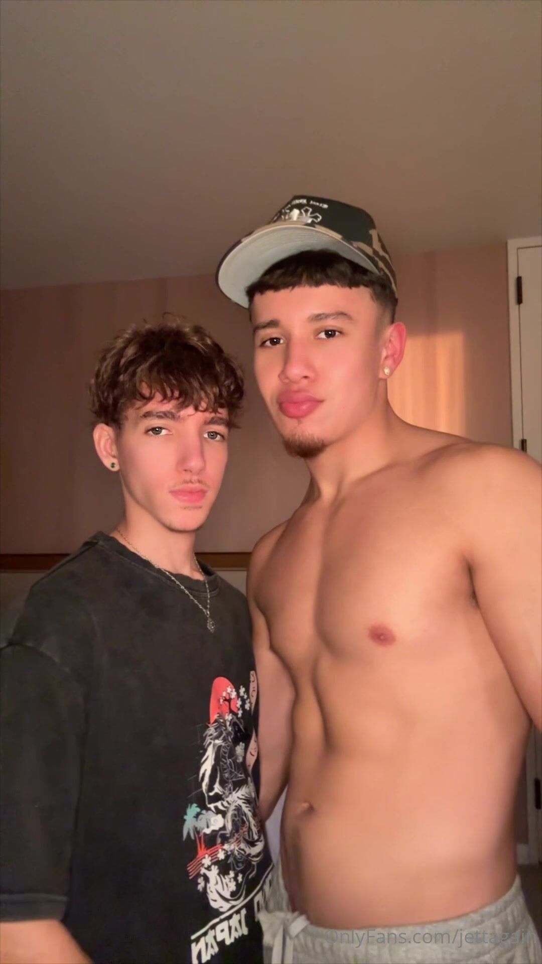 Mignon petit guerito twink prend grosse bite en cam couple