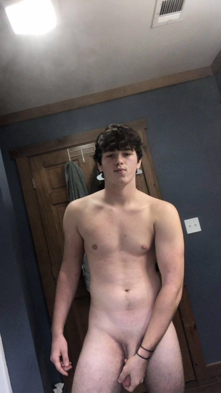 Milo jerks his big dick in bareback twink sextape