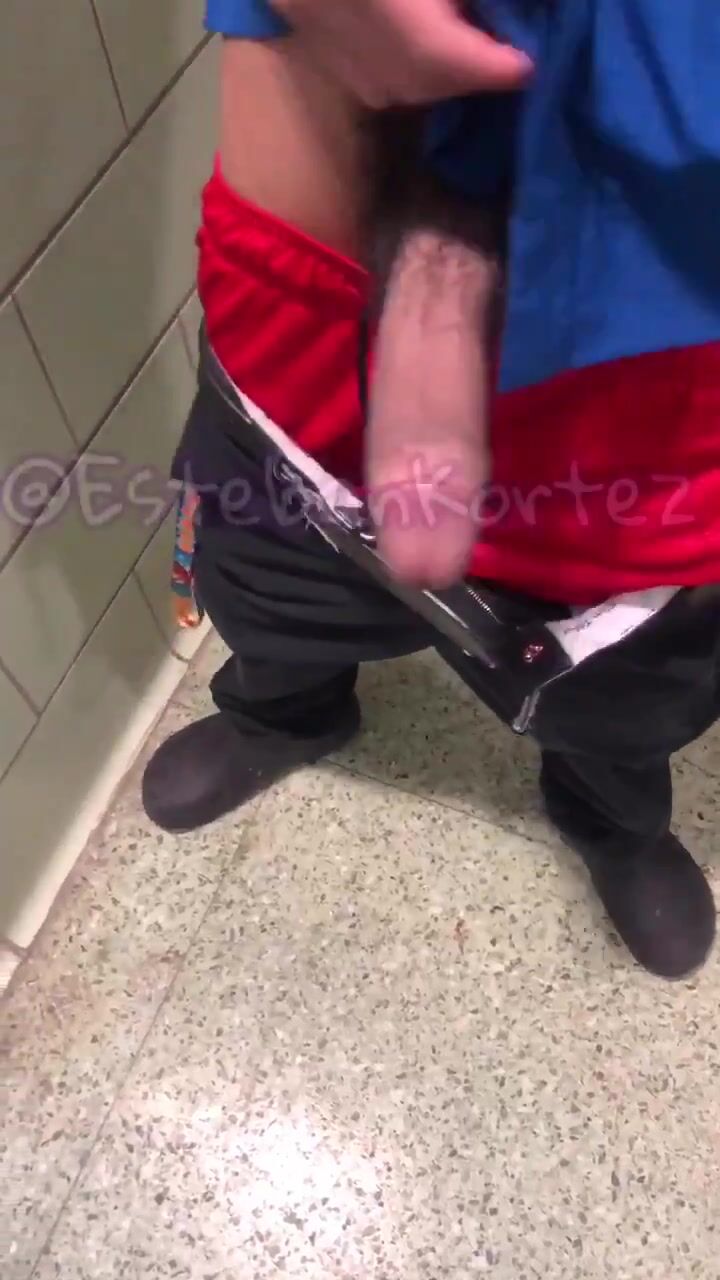 زب كبير يُمص ويقذف على الأنبوب