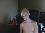 Blond se branle sa grosse bite