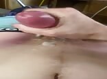 الولد القذر ذو الزب الكبير يقذف