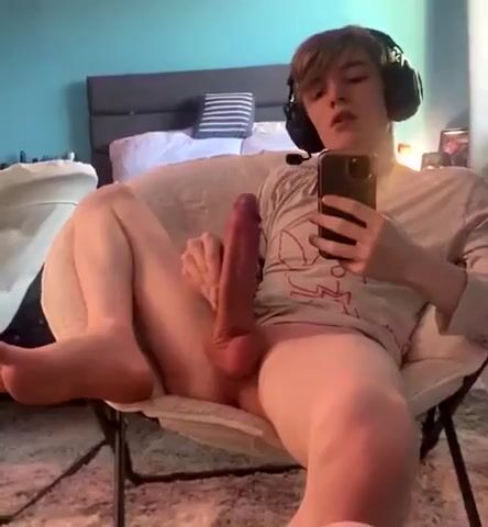 Big lad gamer twink takes raw cock