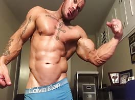 Big dick daddy makes noise with his big cock