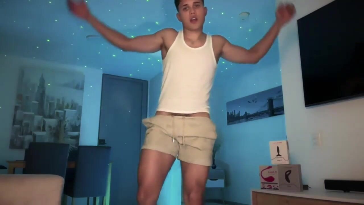 Big muscle daddy jiggly ass cum