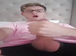 مراهق بقميص وردي يقذف