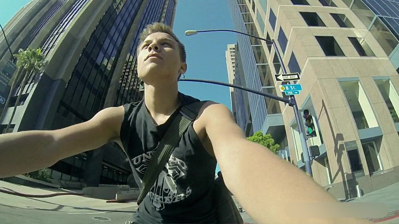 Twink mensajero en bici toma la polla bareback del papá musculoso