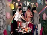 Schwule geburtstagsparty: gruppensex mit jungs