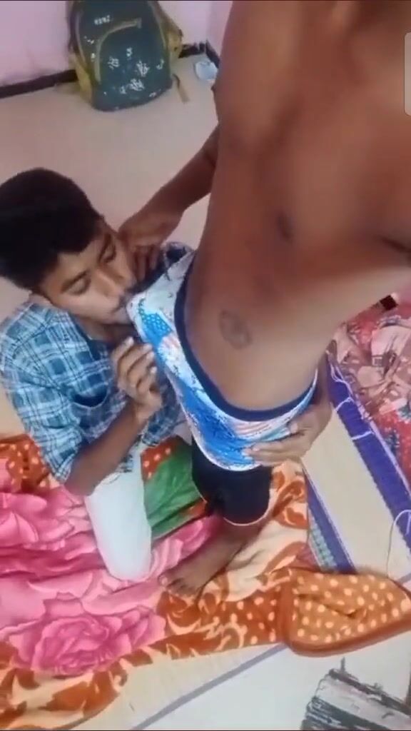 الشاب يمص زب الأب العضلي