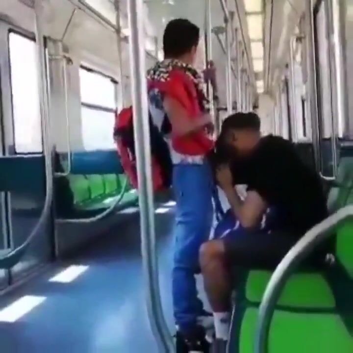 فعل مص في المترو العام