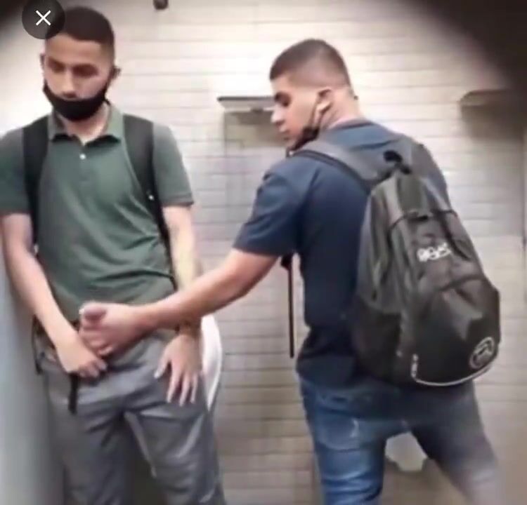 مص الزب في المرحاض