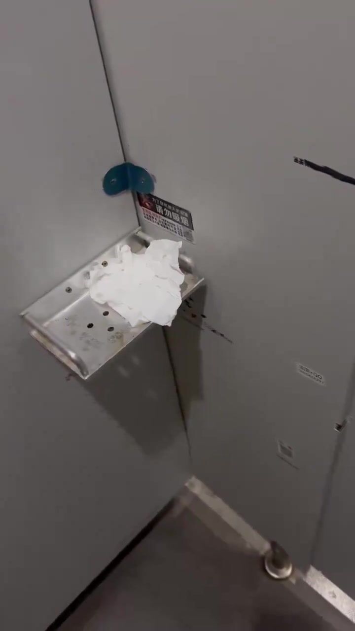 トイレで撮影されたゲイのセックス