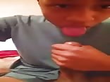 Jeune noir se vide dans sa propre bouche