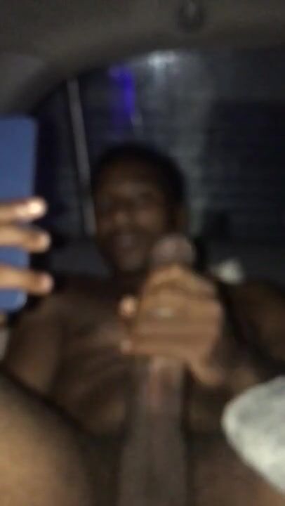 Chico negro explotando leche en el carro