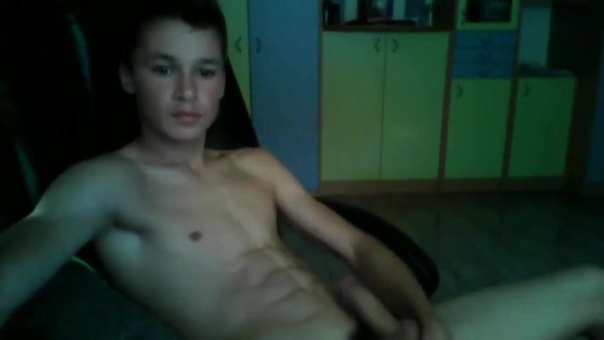 Chico musculoso moreno se pajea en webcam