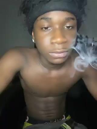 Ado black fume en prenant une bite sexy