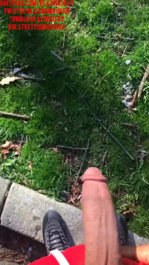 énorme bite black stud surprend un mec en train de se branler dans ...