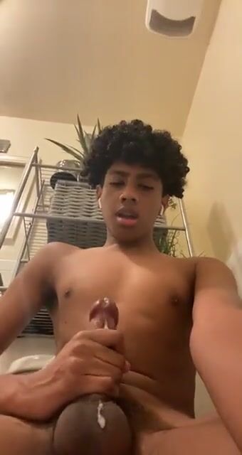 Ado black éjacule sur tube gay