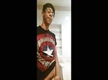 Chicos negros adolescentes se divierten