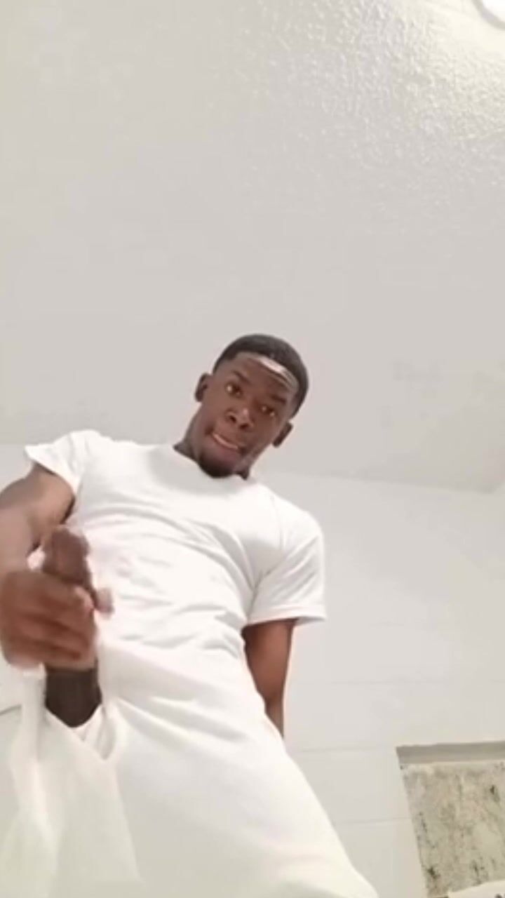 Black ado jouit sur fringues blanches