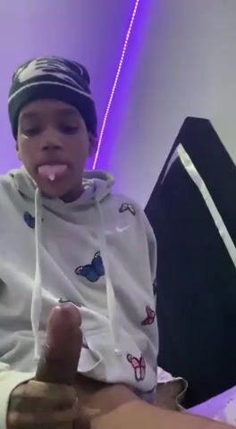 Jeune black se branle sur caméra