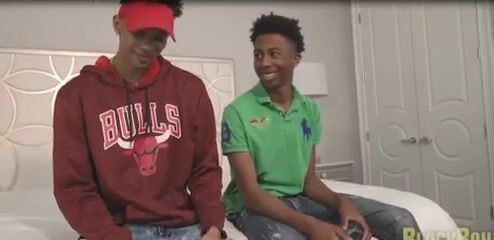 Negros novinhos dividem porra crua