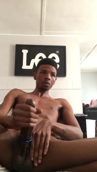 Adolescente negro se masturba hasta correrse