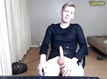 Blonder und glatter ado onaniert allein im zimmer