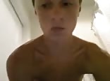 فتى أشقر لطيف يداعب زبه