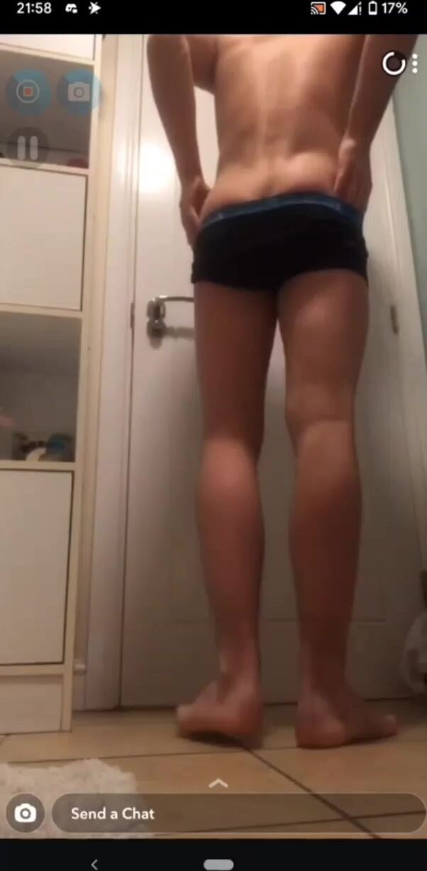 Twink lozinho obedece ao pau ao vivo do papai sem capa