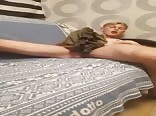 блондинистый парень трется о кровать и дрочит до оргазма