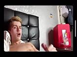 Chico rubio se masturba hasta correrse en su cara