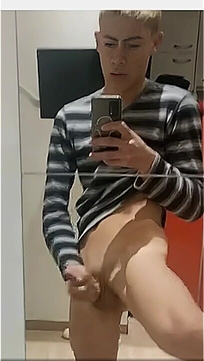 金发大学生男孩撸割过的鸡巴